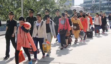 Bộ đội Biên phòng tỉnh Lào Cai phối hợp với Biên phòng Trung Quốc giải cứu các cô gái bị buôn bán.