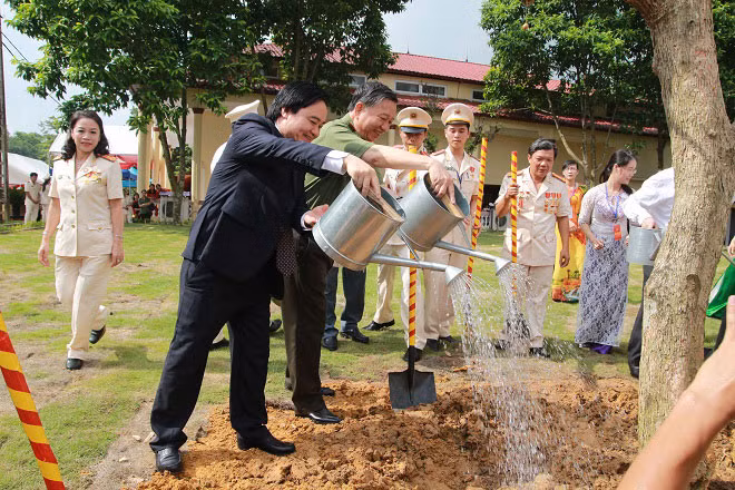 Bộ trưởng Tô Lâm và Bộ trưởng Phùng Xuân Nhạ trồng cây lưu niệm tại Nhà trường. Bộ trưởng Tô Lâm và Bộ trưởng Phùng Xuân Nhạ trồng cây lưu niệm tại Nhà trường.