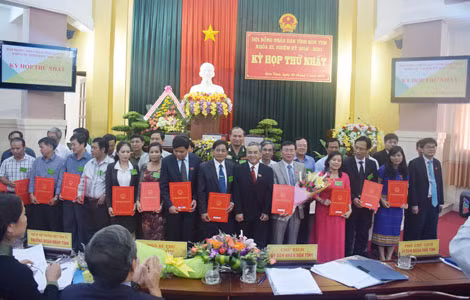 Ông Nguyễn Văn Hòa (ôm hoa) được bầu giữ chức Chủ tịch UBND tỉnh Kon Tum. Ông Nguyễn Văn Hòa (ôm hoa) được bầu giữ chức Chủ tịch UBND tỉnh Kon Tum.