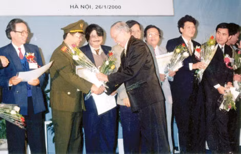 Nhà báo Nguyễn Như Phong nhận giải Báo chí toàn quốc năm 1999 với tác phẩm “Theo chân những người truy lùng thủ phạm cướp tiệm vàng Kim Sinh”.