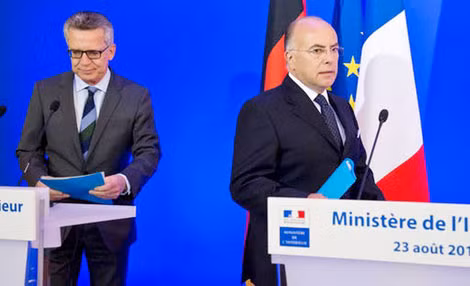 Bộ trưởng Nội vụ Đức Thomas de Maiziere (trái) và Bộ trưởng Nội vụ Pháp Bernard Cazeneuve trong một cuộc họp báo chung ở Paris ngày 23-8.