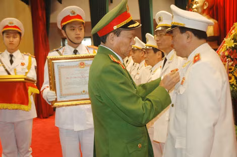 Thừa ủy quyền của Chủ tịch nước, Thứ trưởng Lê Quý Vương trao Huân chương Bảo vệ Tổ Quốc cho Thiếu tướng Nguyễn Xuân Lý, Cục trưởng Cục Cảnh sát PCTP về MT