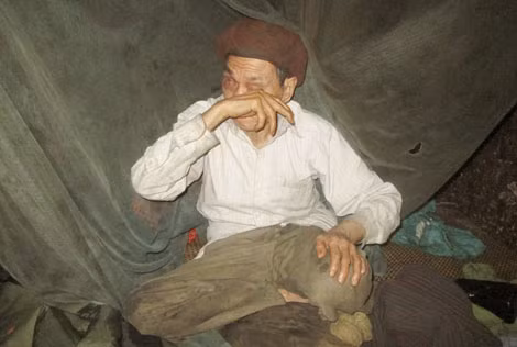 Cụ Sinh rơm rớm nước mắt khi kể về cuộc đời nghèo khổ. Cụ Sinh rơm rớm nước mắt khi kể về cuộc đời nghèo khổ.