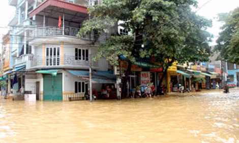 Thành phố Yên Bái chìm trong biển nước. Ảnh: Báo Yên Bái.