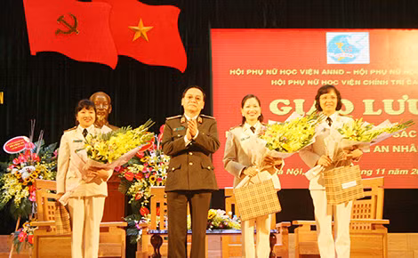 Nữ giảng viên xuất sắc và niềm đam mê truyền lửa cho sinh viên