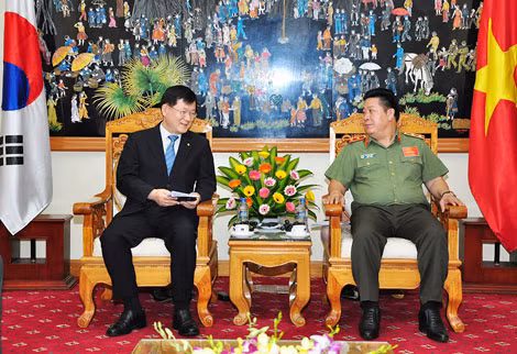 Thứ trưởng Bùi Văn Thành và ngài Un-gil Choi tại buổi tiếp.