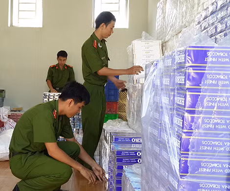 Tang vật trong một vụ buôn lậu thuốc lá tại biên giới An Giang.