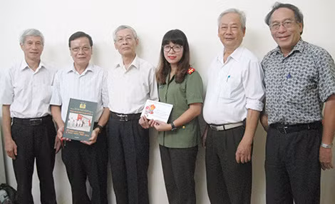 Thông qua Báo CAND, đại diện Câu lạc bộ Công an hưu trí Viện Kỹ thuật Hóa học, Sinh học và Tài liệu nghiệp vụ trao 25 triệu đồng ủng hộ đồng bào miền Trung.