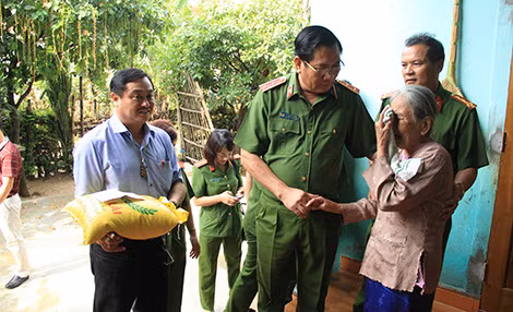Mẹ Việt Nam Anh hùng Hoàng Thị Hy không dấu được sự xúc động khi được lãnh đạo Tổng cục VIII thăm hỏi, động viên.