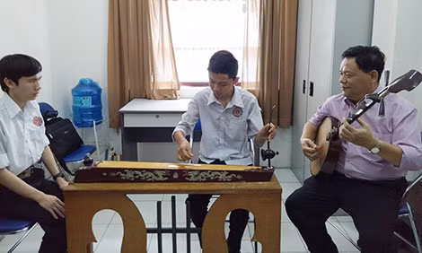 Tiết học đàn bầu của sinh viên Nhạc viện TP Hồ Chí Minh. Tiết học đàn bầu của sinh viên Nhạc viện TP Hồ Chí Minh.