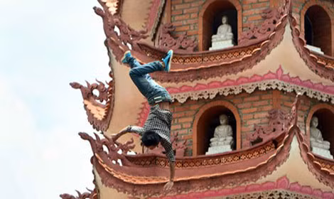 Lê Thọ Trường (28 tuổi, quê Thanh Hóa) trong cơn “ngáo đá” đã nhảy từ tầng 11 tòa tháp chùa Cót (Cầu Giấy, Hà Nội) xuống đất.