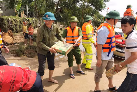 Công an thị xã Ba Đồn chuyển lương thực đến với người dân sau lũ.
