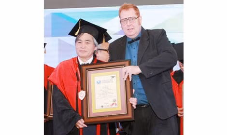 Tiến sĩ Lê Văn Tuấn có nhiều công trình nghiên cứu khoa học được nhận giải thưởng quốc tế. Tiến sĩ Lê Văn Tuấn có nhiều công trình nghiên cứu khoa học được nhận giải thưởng quốc tế.