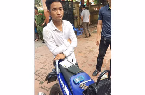 Đối tượng Nguyễn Mạnh Đồng và tang vật thu giữ.