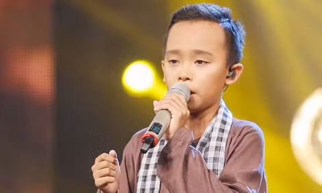 Vừa "chân ướt chân ráo" bước ra từ một cuộc thi tìm kiếm tài năng âm nhạc, Hồ Văn Cường đã ngay lập tức có tên trong danh sách đề cử giải thưởng "Ấn tượng VTV" 2016, hạng mục "Ca sĩ ấn tượng".