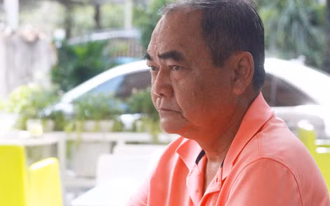 "Tôi khó cười lắm. Sáng uống cà phê, nhìn mặt tôi người ta không dám vô ngồi nói chuyện", NSƯT Việt Anh chia sẻ. Ảnh: H.H.S.