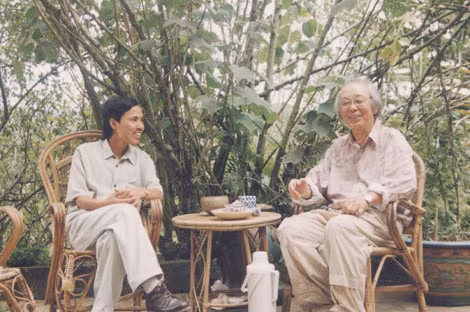 Nhà thơ Ngô Kim Đỉnh (trái) và họa sĩ Lưu Công Nhân tại Đà Lạt năm 2002.