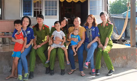 Các bạn sinh viên tình nguyện chụp ảnh lưu niệm cùng gia đình.