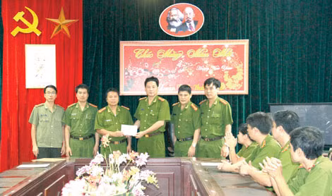 Đại tá Hoàng Mạnh Hùng, Phó Giám đốc Công an tỉnh Lào Cai trao thưởng cho các cán bộ Phòng Cảnh sát điều tra tội phạm về ma túy. Đại tá Hoàng Mạnh Hùng, Phó Giám đốc Công an tỉnh Lào Cai trao thưởng cho các cán bộ Phòng Cảnh sát điều tra tội phạm về ma túy.