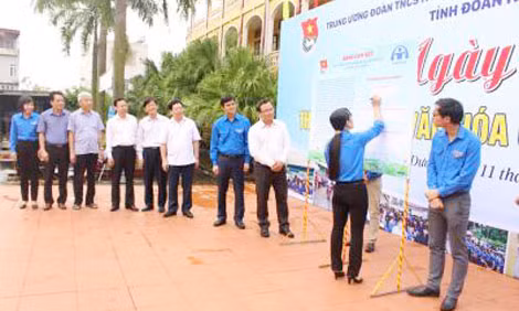Các đại biểu dự lễ phát động ngày hội.