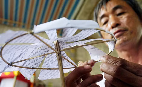 Ông Sinh làm đèn kéo quân.