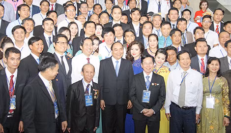 Thủ tướng Nguyễn Xuân Phúc cùng các nhà báo tham gia chương trình dự buổi gặp mặt. Ảnh: Quỳnh Vinh.