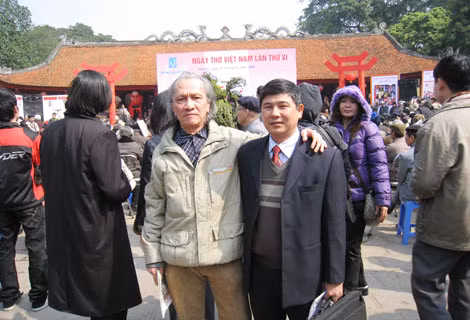 Nhà thơ Võ Thanh An trong ngày thơ ở Văn Miếu Quốc Tử Giám. Nhà thơ Võ Thanh An trong ngày thơ ở Văn Miếu Quốc Tử Giám.