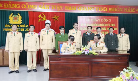 Ký giao ước thi đua giữa các Trạm, Đội.