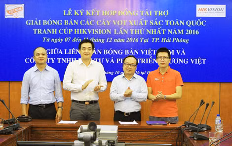 Ông Đặng Việt Phương (thứ 2 từ trái sang) cùng lãnh đạo Liên đoàn Bóng bàn Việt Nam tại Lễ ký kết hợp đồng tài trợ.