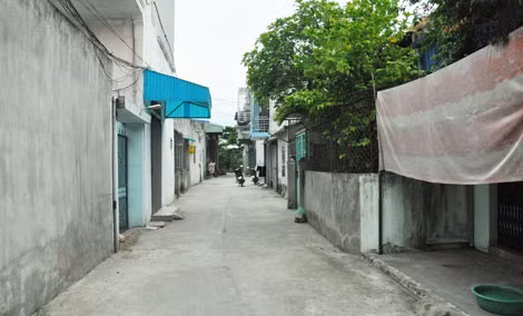 Nhìn vào con ngõ này ít ai biết ở đây người dân không có điện, nước và cũng chẳng ai quản lý.