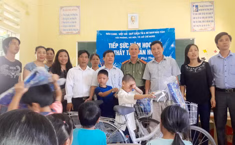 Đoàn công tác trao quà cho các cháu học sinh bản Hon.