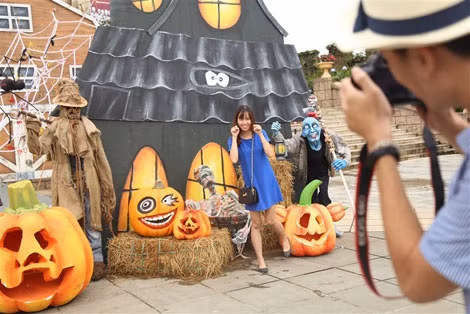 Bí ngô là một vật trang trí không thể thiếu của ngày Halloween. Các bà nội trợ và các em nhỏ thường khoét ruột và tỉa hình mặt người láu cá lên trái bí ngô để làm đồ trang trí trong sân nhà. Ở Bà Nà Hills, những trái bí ngô khổng lồ láu lỉnh xuất hiện mọi nơi, trở thành một phần linh hồn cho tiệc Halloween, và cũng là điểm check-in yêu thích của nhiều nhóm khách.