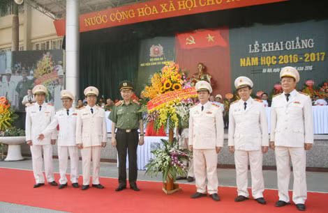 Bộ trưởng Tô Lâm tặng hoa cho đại diện Ban giám đốc Học viện CSND.