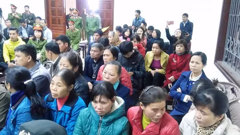 Người dân tham dự phiên tòa.