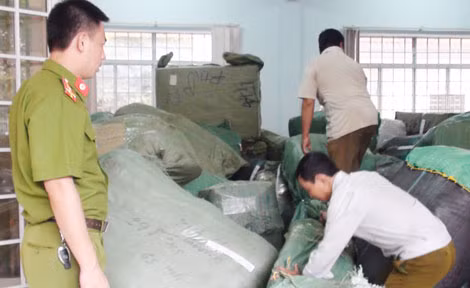 Các trinh sát Cục C74 phối hợp với Ban chỉ đạo 389 Quốc gia và quản lý thị trường Đồng Nai kiểm tra hàng lậu trên tàu TN1. Các trinh sát Cục C74 phối hợp với Ban chỉ đạo 389 Quốc gia và quản lý thị trường Đồng Nai kiểm tra hàng lậu trên tàu TN1.