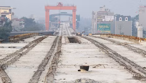Các phiến dầm được nối thông toàn tuyến dài 13km. Ảnh: Đ.Loan.