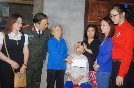 Đại diện Cộng đồng người Việt tại CHLB Đức và Báo CAND thăm hỏi, tặng quà gia đình bác Nguyễn Thị Truật, có 2 con bị thần kinh bẩm sinh ở xã Thanh An.