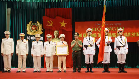Thừa ủy quyền của Chủ tịch nước, Thứ trưởng Bùi Văn Nam gắn Huân chương Chiến công hạng Nhất lên lá Cờ truyền thống và trao bằng Huân chương cho tập thể lãnh đạo Cục bảo vệ chính trị V. Thừa ủy quyền của Chủ tịch nước, Thứ trưởng Bùi Văn Nam gắn Huân chương Chiến công hạng Nhất lên lá Cờ truyền thống và trao bằng Huân chương cho tập thể lãnh đạo Cục bảo vệ chính trị V.