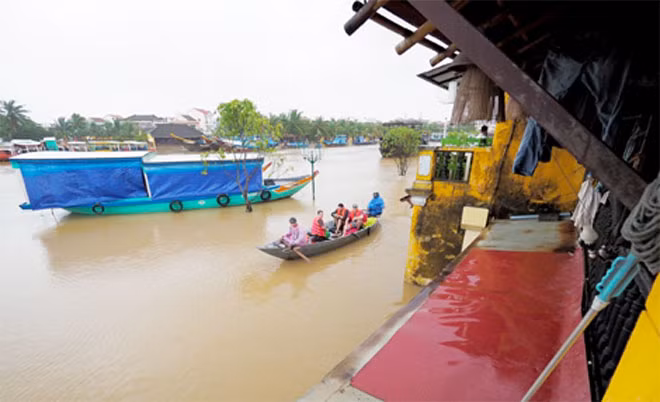 Nhưng những nơi ngập sâu từ 1 mét trở lên, cả du khách lẫn người dân địa phương chỉ còn cách sử dụng thuyền để lưu thông.