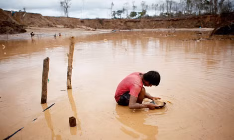 Một cậu bé tìm kiếm vàng tại một mỏ bất hợp pháp ở La Pampa, vùng Madre de Dios, Peru.