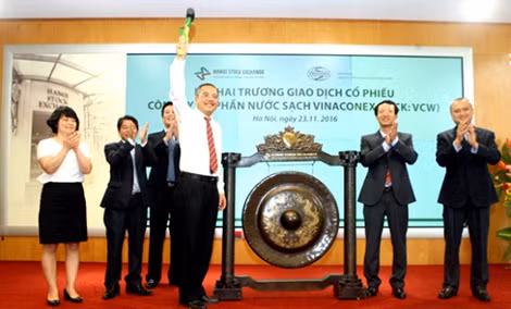 Chủ tịch Hội đồng quản trị Tổng Công ty CP Vinaconex đánh trống phiên giao dịch đầu tiên. Chủ tịch Hội đồng quản trị Tổng Công ty CP Vinaconex đánh trống phiên giao dịch đầu tiên.