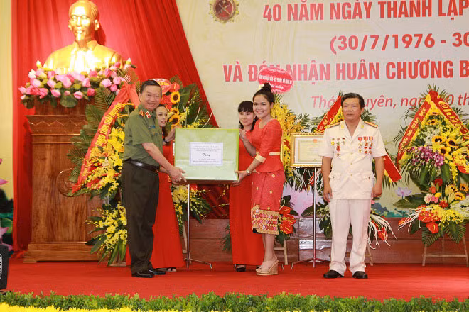 Bộ trưởng Tô Lâm tặng quà cho học sinh CHDCND Lào đang theo học tại trường Văn hoá I Bộ trưởng Tô Lâm tặng quà cho học sinh CHDCND Lào đang theo học tại trường Văn hoá I