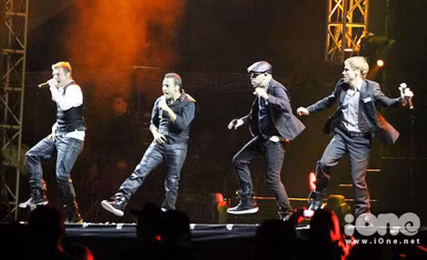 Nhóm nhạc Backstreet Boys vẫn khiến khán giả hút hồn bởi những ca khúc đình đám của mình. Nhóm nhạc Backstreet Boys vẫn khiến khán giả hút hồn bởi những ca khúc đình đám của mình.