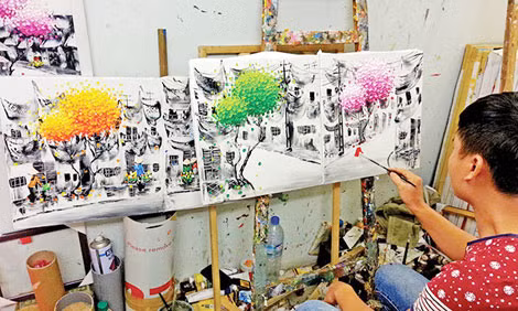Những bức tranh được vẽ na ná nhau.
