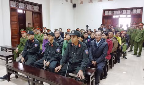 Người nhà nạn nhân tham dự phiên tòa.