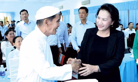 Chủ tịch Quốc hội Nguyễn Thị Kim Ngân với cử tri quận Ninh Kiều. Ảnh: TTXVN