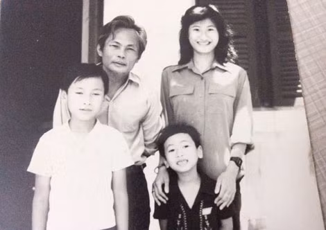 Gia đình nhà văn Nguyễn Quang Sáng.