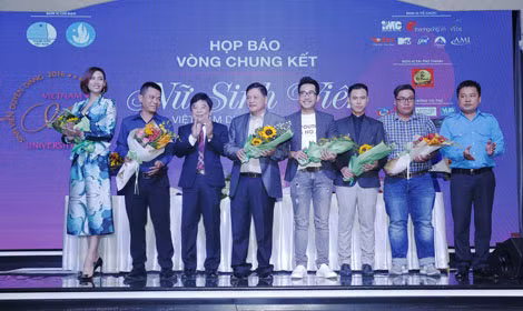 BTC và các thí sinh chụp hình lưu niệm trong buổi họp báo.
