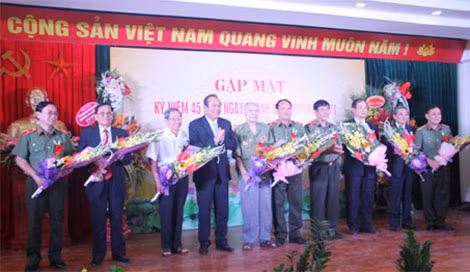 Phó Thủ tướng Thường trực Trương Hòa Bình tặng hoa chúc mừng các thầy cô là lãnh đạo, nguyên lãnh đạo Trường E1171 .