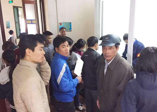 Người dân sốt ruột xếp hàng chờ đợi lấy số thứ tự làm thủ tục xin cấp, đổi GPLX.